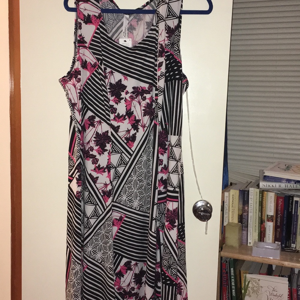 NWT Black and white geometric sleeveless dre